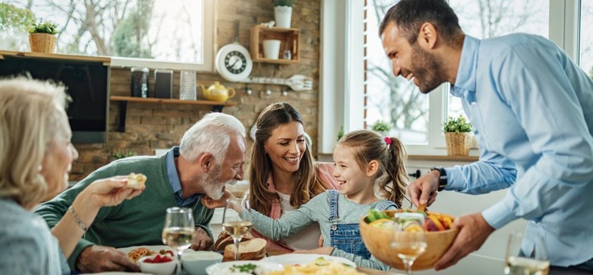 the-family-that-eats-together-stays-together