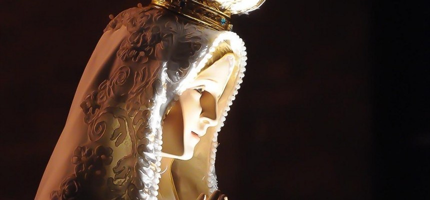 mother mary praying the rosary